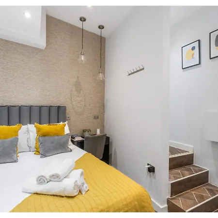 Compact Comfort: Your London Basecamp Exterior photo