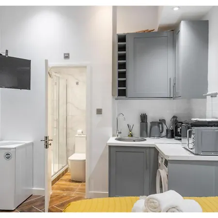Compact Comfort: Your London Basecamp Exterior photo